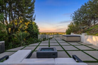 16725 Oak View Dr in Encino, CA - Foto de edificio - Building Photo