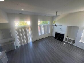 244 Putter Dr in Brentwood, CA - Foto de edificio - Building Photo