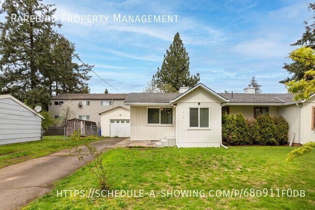 12021 NE Holladay St-Unit -12021 in Portland, OR - Building Photo - Building Photo