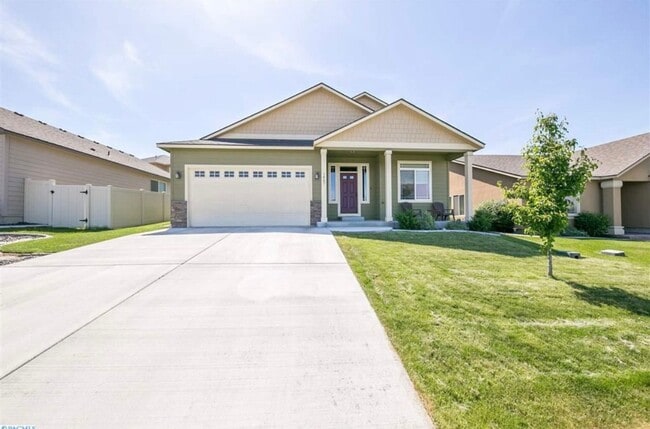 property at 1447 Azalea Ave