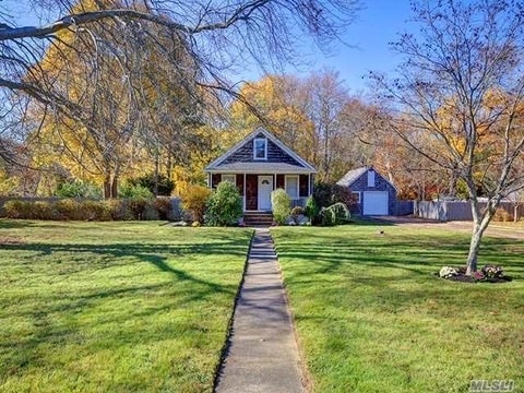 438 Munsell Rd in East Patchogue, NY - Building Photo - Building Photo