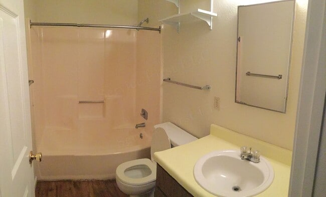 503 Broad St in Greenfield, MO - Building Photo - Building Photo