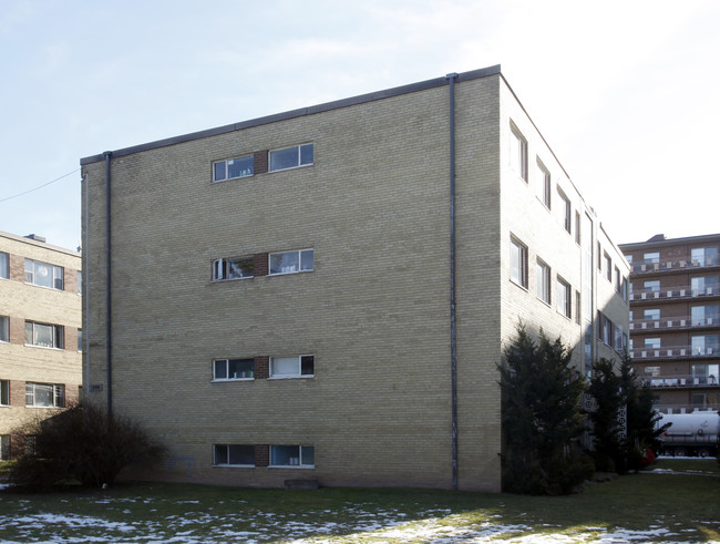 Robinson Court Apartments in Burlington, ON - Building Photo - Building Photo