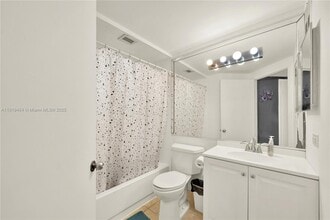 8290 Lake Dr in Doral, FL - Building Photo - Building Photo