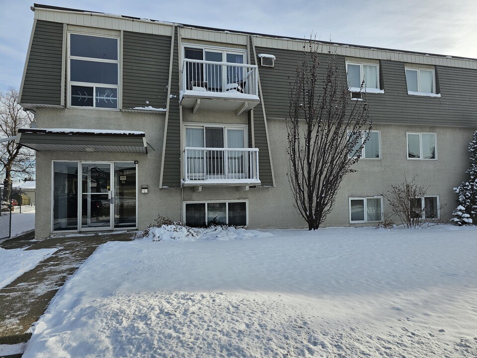 10325-10156 156 St NW in Edmonton, AB - Building Photo
