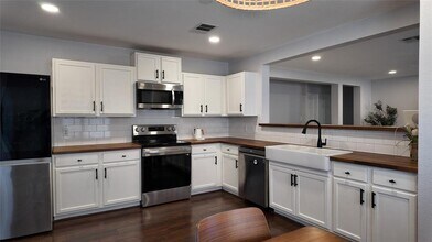 102 Kendall Cove in Elgin, TX - Building Photo - Building Photo
