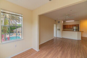 8112 Claire Ann Dr-Unit -Unit 208 in Orlando, FL - Foto de edificio - Building Photo