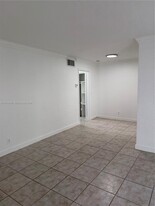 105 NE 12th Ave in Hallandale Beach, FL - Building Photo