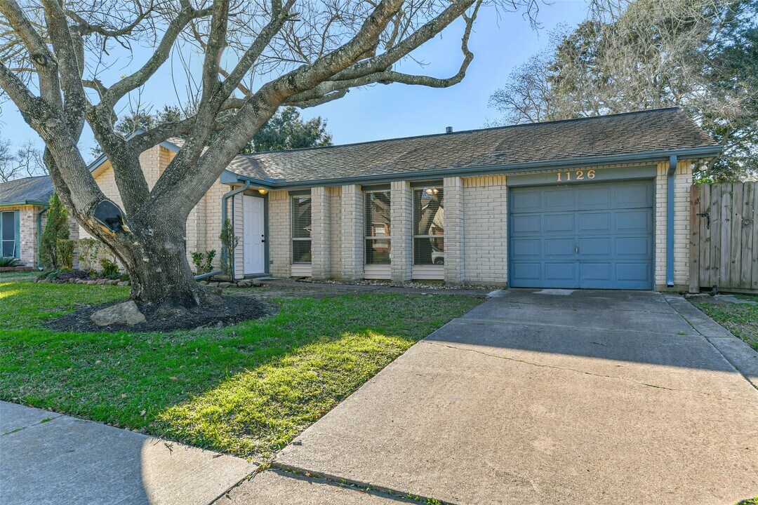 1126 Oxford Dr in Pearland, TX - Building Photo