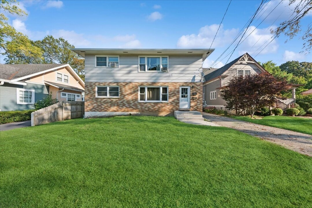 140 Newberry Ave in Libertyville, IL - Building Photo