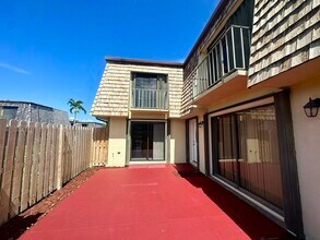 82 Lake Arbor Dr in Palm Springs, FL - Building Photo - Building Photo