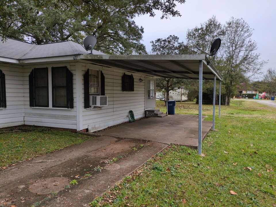 665 N 10th St in Silsbee, TX - Building Photo