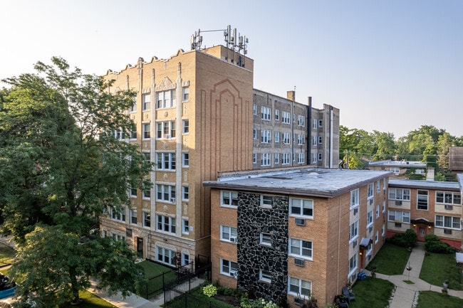 property at 1521 W Sherwin Ave
