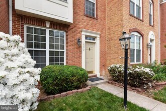 2372 Woodland Pond Ln in Herndon, VA - Building Photo - Building Photo