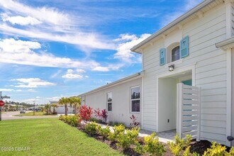 913 Bama Breeze Dr in Daytona Beach, FL - Building Photo - Building Photo