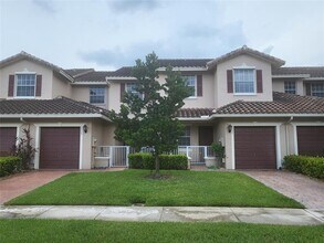 3331 Lakeside Dr in Davie, FL - Building Photo - Building Photo