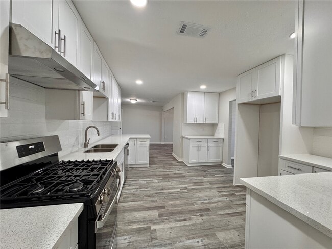 property at 5115 Hialeah Dr