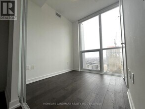 1 Yorkville Ave in Toronto, ON - Building Photo - Building Photo