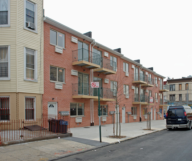 154-162 Schaefer St in Brooklyn, NY - Building Photo - Building Photo