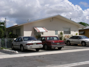 489 E 26th St in Hialeah, FL - Building Photo - Building Photo