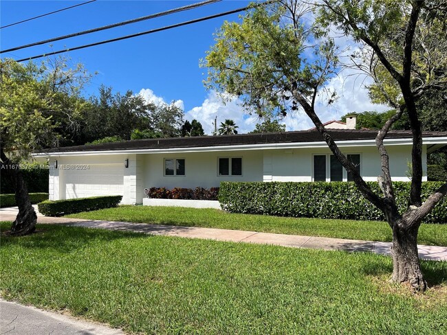 300 Camilo Ave in Coral Gables, FL - Foto de edificio - Building Photo