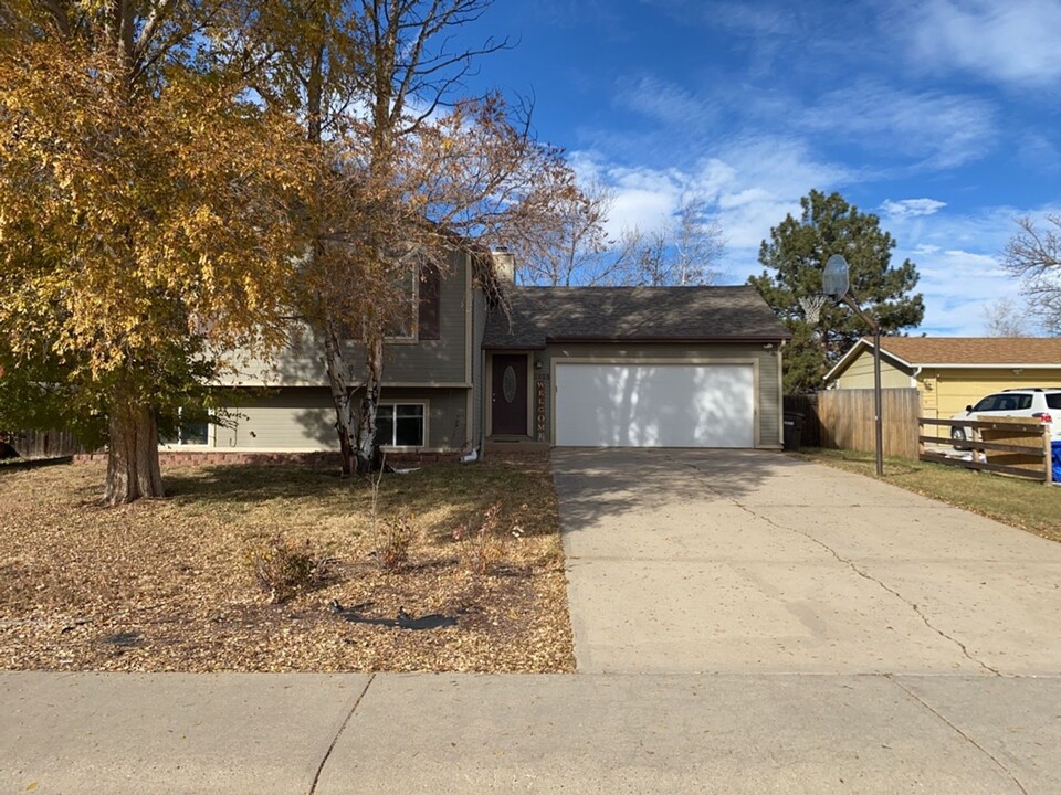 2325 Yorkshire St in Fort Collins, CO - Foto de edificio