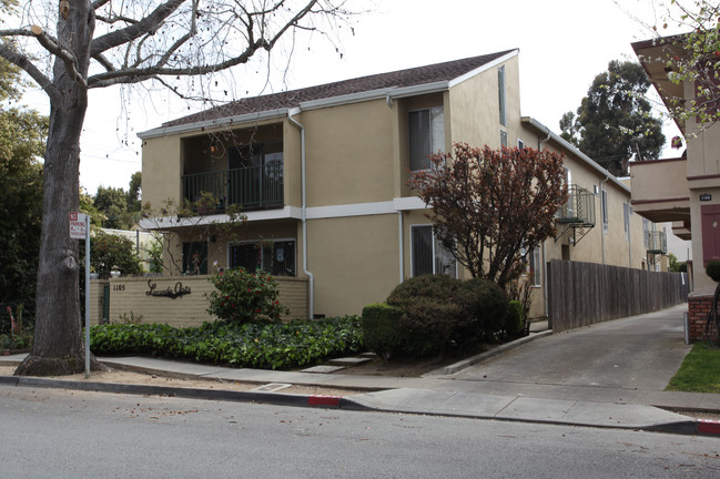 1105 Capuchino Ave in Burlingame, CA - Foto de edificio - Building Photo