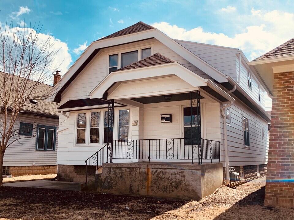 5021 W Greenfield Ave in West Milwaukee, WI - Building Photo