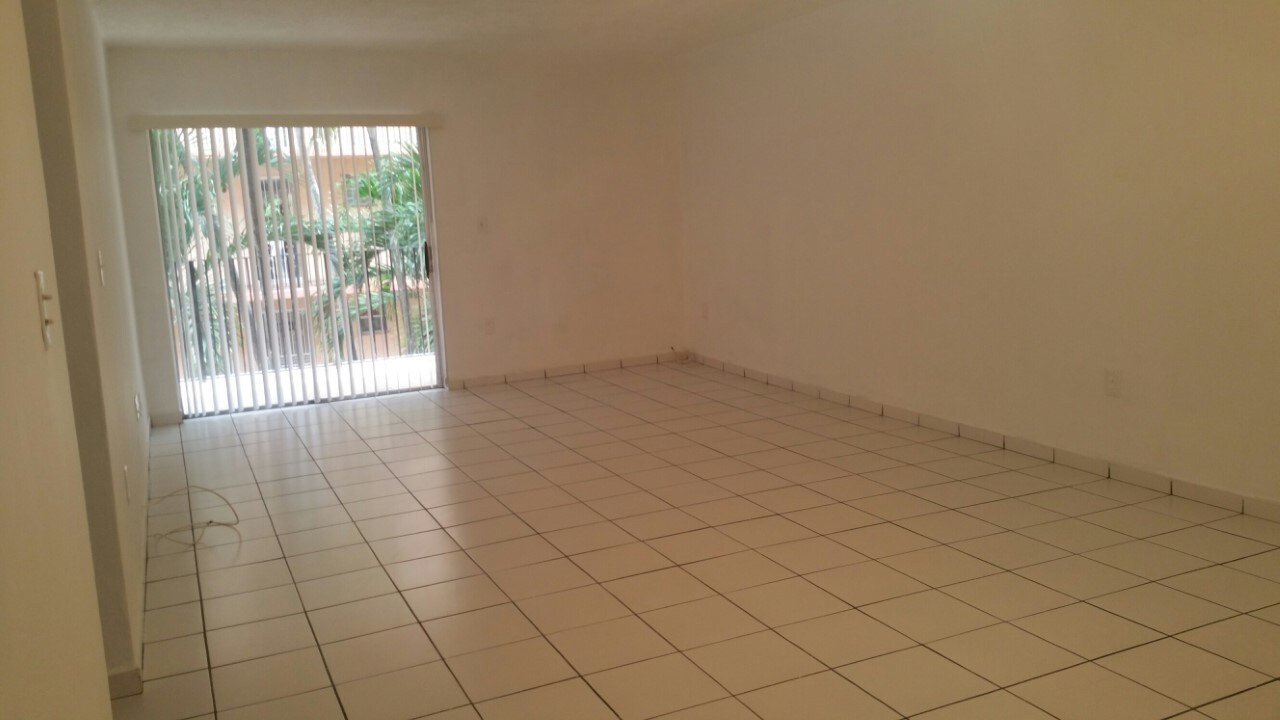 1910 W 56th St in Hialeah, FL - Foto de edificio