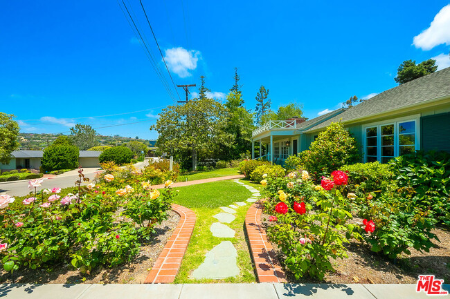 7929 Roseland Dr in San Diego, CA - Foto de edificio - Building Photo