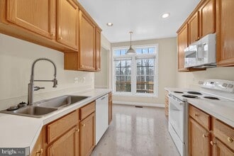 6652 Debra Lu Way in Springfield, VA - Building Photo - Building Photo