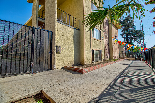 6546 Sepulveda Blvd in Sherman Oaks, CA - Building Photo - Building Photo