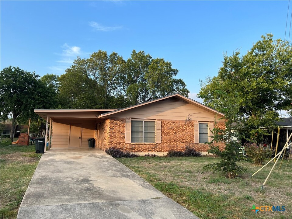 1792 Kuehler Ave in New Braunfels, TX - Building Photo