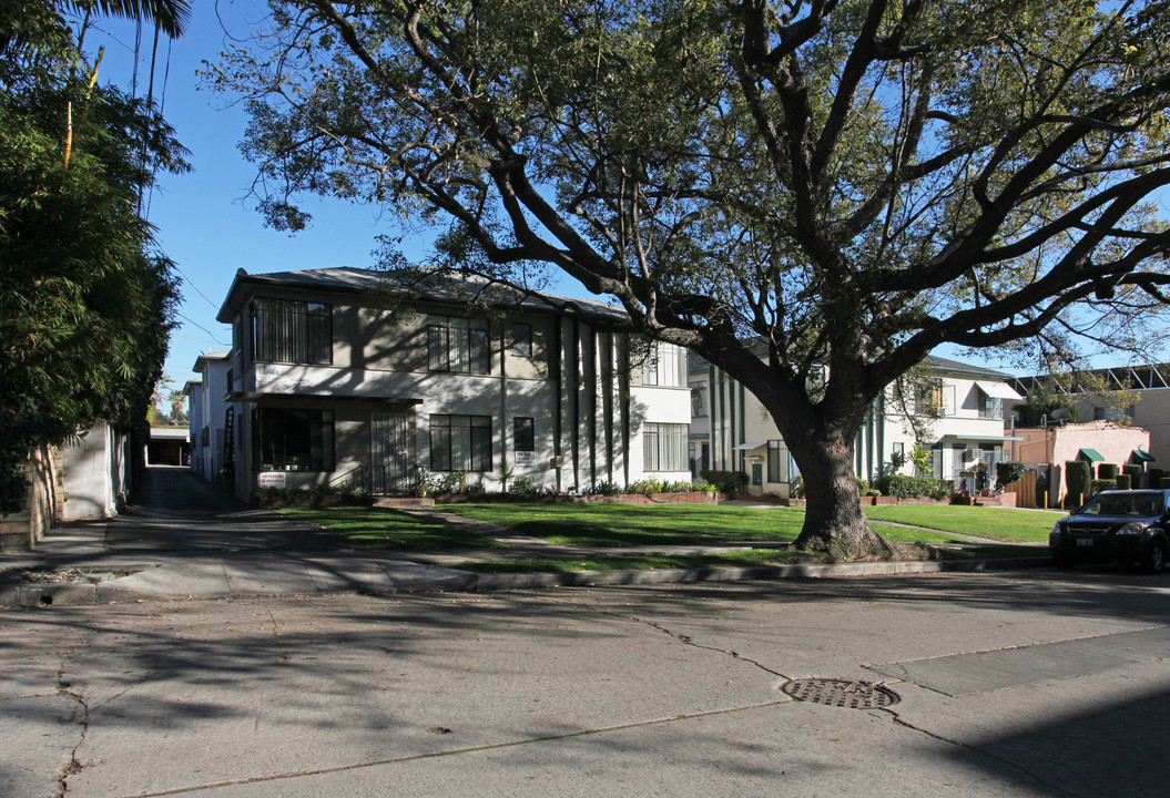 2064 Rodney Dr in Los Angeles, CA - Building Photo