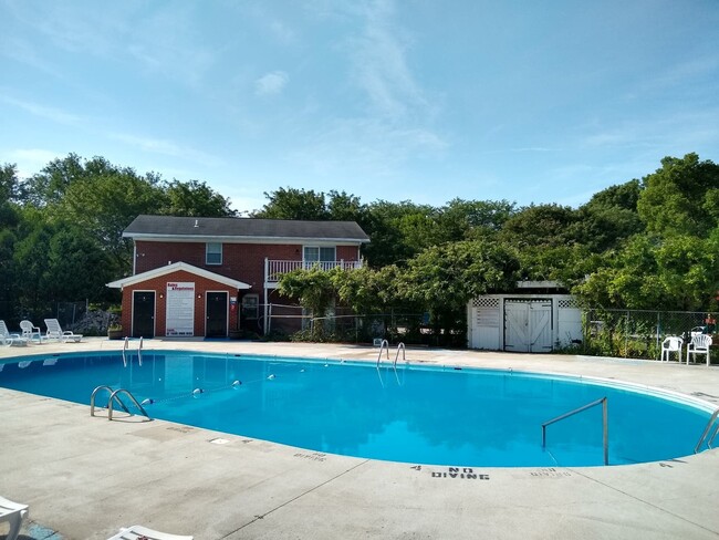 Colonial Crest Apartments in Muncie, IN - Building Photo - Building Photo