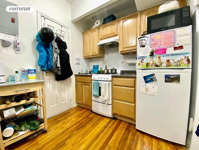 239 W 100th St in New York, NY - Foto de edificio - Building Photo