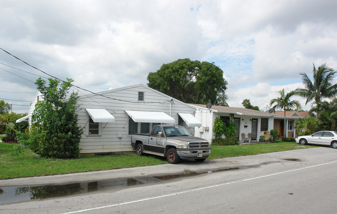 2111-2119 NE 5th Ave in Wilton Manors, FL - Building Photo