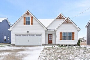 472 Hawkins Rd in Clarksville, TN - Building Photo