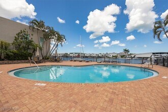 800 River Point Dr in Naples, FL - Building Photo - Building Photo