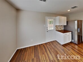 736 Elizabeth Dr in Burleson, TX - Foto de edificio - Building Photo