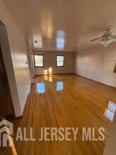 18 Jill Ct in Edison, NJ - Building Photo - Building Photo