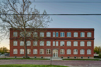 Louden Lofts in Fairfield, IA - Foto de edificio - Building Photo