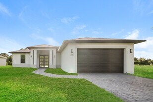 6129 Higgins Ave in Ft. Myers, FL - Building Photo