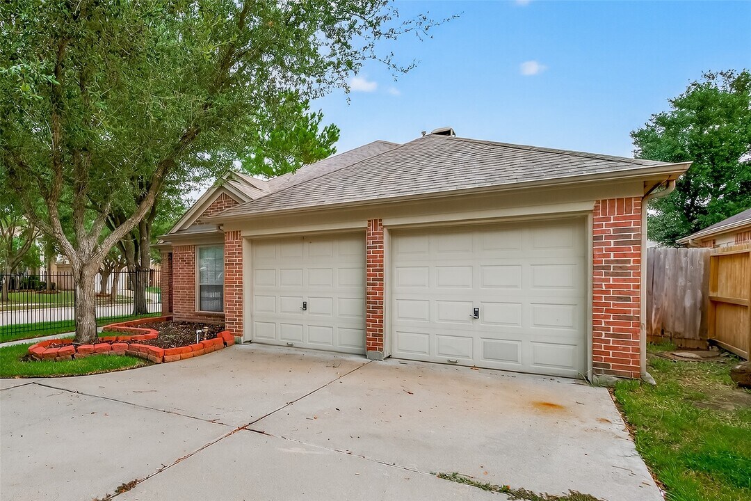 17603 Burkhart Ridge Dr in Houston, TX - Building Photo