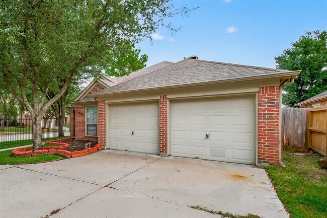 17603 Burkhart Ridge Dr in Houston, TX - Building Photo - Building Photo
