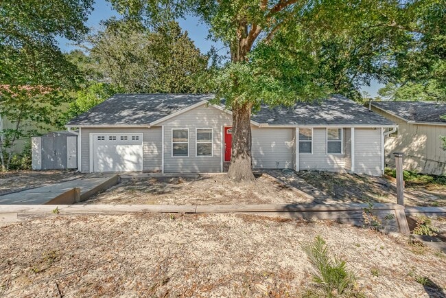 213 Honeysuckle Way in Niceville, FL - Building Photo - Building Photo