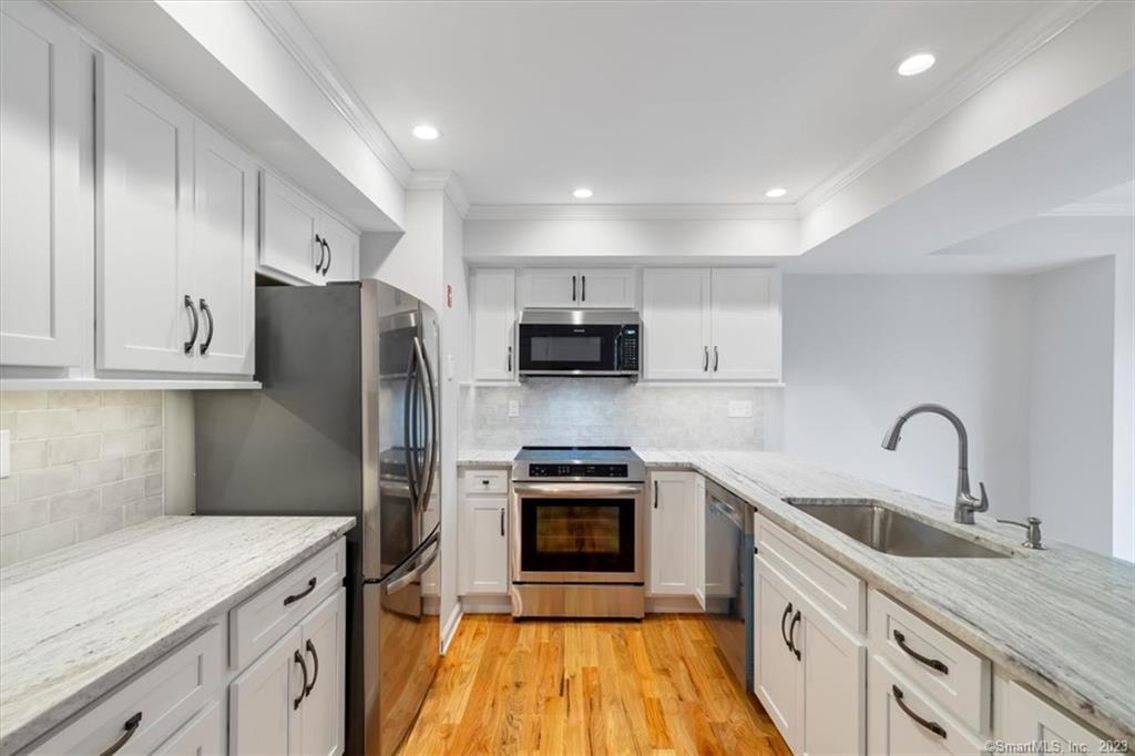 45 Hillside Ave in Branford, CT - Building Photo