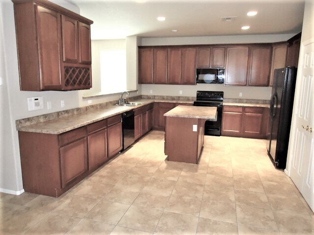 14223 W Jenan Dr in Surprise, AZ - Foto de edificio - Building Photo