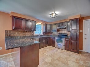 520 Patricia Ct in South Orange, NJ - Building Photo - Building Photo