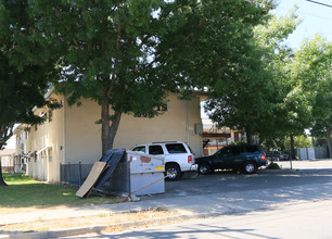 Alpine Apartments in Yuba City, CA - Building Photo - Building Photo